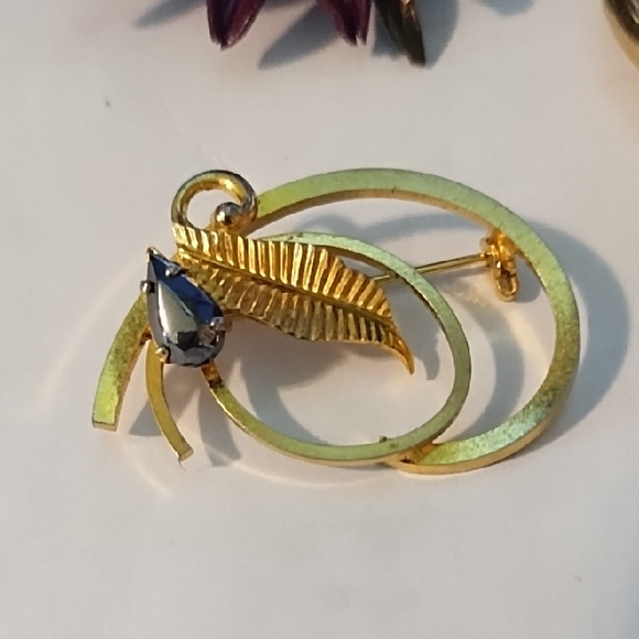 Elegant Gold and Silver Brooch Set - Picture 2 of 7